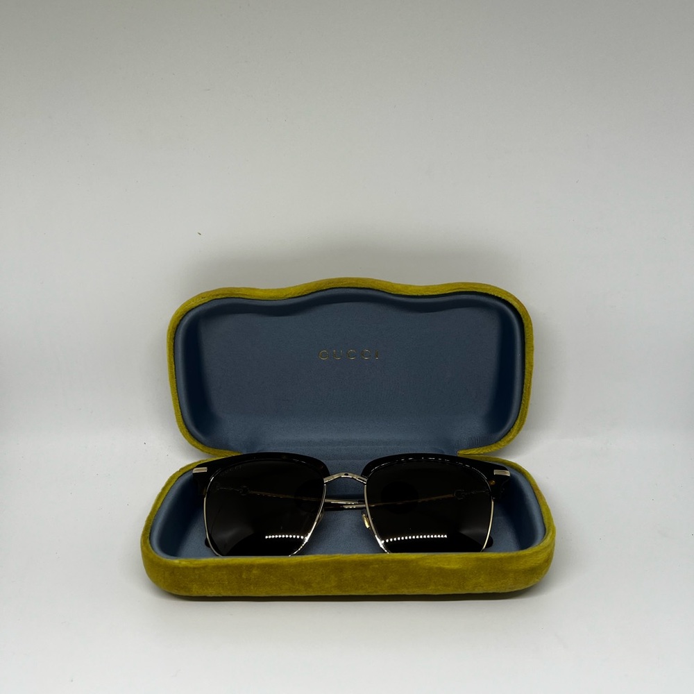 I bought this on my trip to Milan and bought it at the Gucci store there